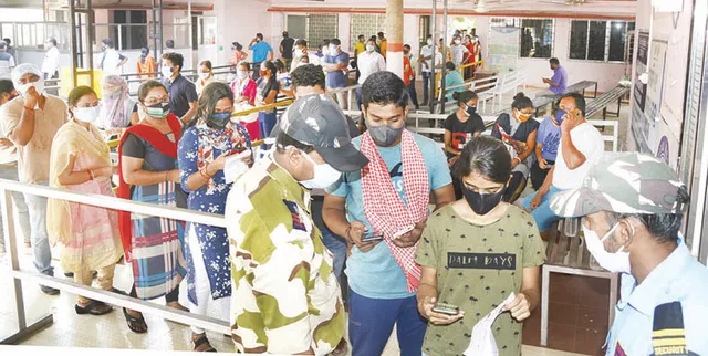 ଯୁବବର୍ଗରେ ଟିକା ପାଇଁ ବିପୁଳ ଉତ୍ସାହ, ପ୍ରଥମ ଦିନରେ ଟିକା ନେଲେ ୫ ହଜାର ଯୁବକ/ଯୁବତୀ