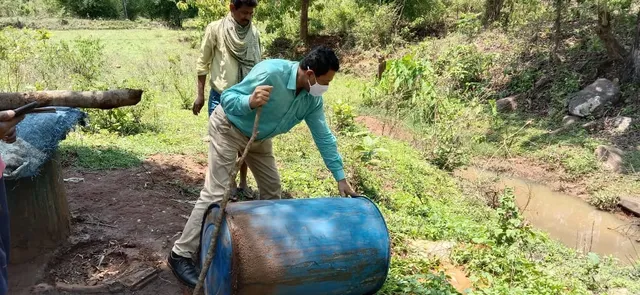 ଦେଶୀ ମଦଭାଟି ଉପରେ ଚଢାଉ; ୬ ଶହ ଲିଟରରୁ ଉର୍ଦ୍ଧ୍ବ ପରିମାଣର ଦେଶୀ ମଦ ଜବତ