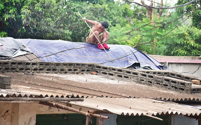 କୋଭିଡ୍‌ କବଳରେ ବସ୍ତିବାସିନ୍ଦା; ଏବେ ବାତ୍ୟା, ବର୍ଷାକୁ ନେଇ ଆତଙ୍କ