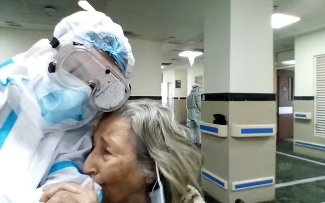 ହୃଦୟସ୍ପର୍ଶୀ ଦୃଶ୍ୟ: କରୋନାରୁ ସୁସ୍ଥ ହେବା ପରେ ଡାକ୍ତରଙ୍କୁ ଧରି ଭୋଭୋ ହୋଇ କାନ୍ଦୁଛନ୍ତି ବୃଦ୍ଧା