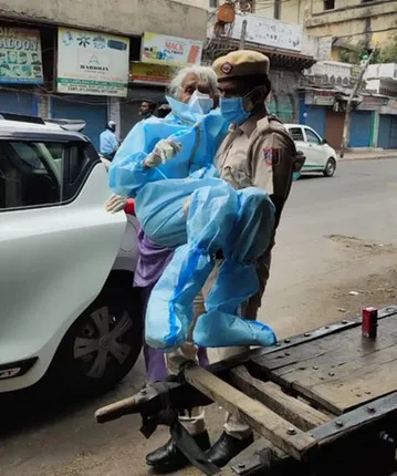 ଚାଲି ପାରୁ ନଥିବା ବୃଦ୍ଧାଙ୍କୁ କୋଳେଇ ନେଇ ଟିକା କେନ୍ଦ୍ରରେ ପହଞ୍ଚାଇଲେ କନେଷ୍ଟବଳ