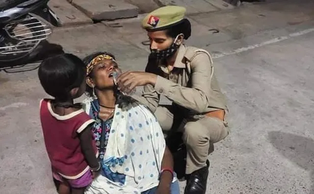 ଟାଣ ଖରାରେ ରାସ୍ତାରେ ପଡ଼ି ଯାଇଥିବା ମହିଳାଙ୍କୁ ପାଣି ଦେଇ ଚେତା ଫେରାଇ ଆଣିଲେ କନେଷ୍ଟବଳ