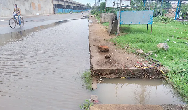ସାମାନ୍ୟ ବର୍ଷାରେ ଉଛୁଳିଲା ଡ୍ରେନ ପାଣି, ‘ୟାସ୍‌’ ଖୋଲିଦେଲା ବିଏମ୍‌ସିର ମୁଖା
