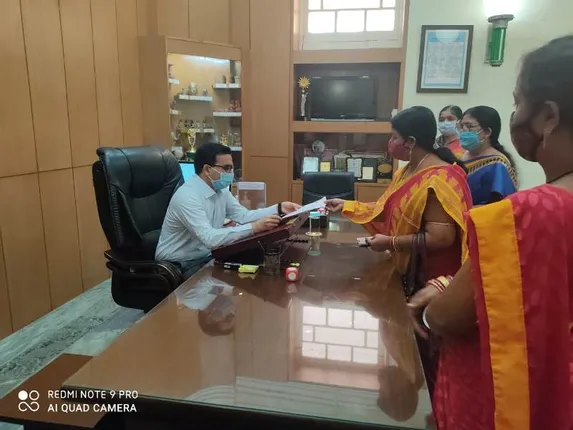 ୫ ଦଫା ଦାବୀ ନେଇ ଜିଲ୍ଲାପାଳଙ୍କୁ ଭେଟିଲେ ଅଙ୍ଗନୱାଡି କର୍ମୀ ଓ ସହାୟିକା ସାମ୍ପୁଖ୍ୟ