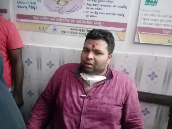 ବାହାଘର ବନ୍ଦ କରିବାକୁ ଯାଇ ପଥର ମାଡ଼ର ଶିକାର ହେଲେ ତହସିଲଦାର ଓ ପୁଲିସ