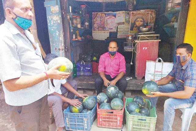 ବୃତ୍ତି ବଦଳାଇ ଦେଲା କରୋନା; ଚା’ ଦୋକାନୀ ବିକୁଛନ୍ତି ଆମ୍ବ, ତରଭୁଜ