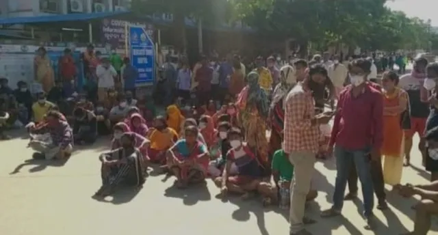 ଏସ୍‌ସିିବି କୋଭିଡ ହସ୍ପିଟାଲ ସମ୍ମୁଖରେ ରୋଗୀଙ୍କ ସମ୍ପର୍କୀୟଙ୍କ ଧାରଣା