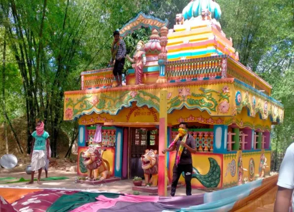 ଚାଲିଥିଲା ଚାଉଁରିଆ ଯାତ୍ରା, ପୁଲିସ ଚଢ଼ଉ ପରେ ଛତ୍ରଭଙ୍ଗ ଦେଲେ ଗ୍ରାମବାସୀ