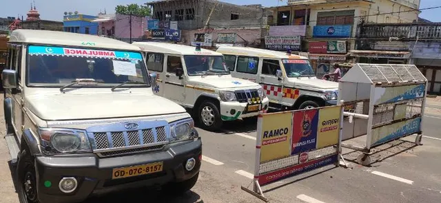 ଅକ୍ସିଜେନ ସିଲିଣ୍ଡର ଭର୍ତି ପାଇଁ ବାରିପଦା ଟାଉନ ଥାନା ସମ୍ମୁଖରେ ଧାରଣା ଦେଲେ ଘରୋଇ ଆମ୍ବୁଲାନ୍ସ ଓ କର୍ମଚାରୀ