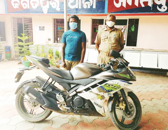 ବ୍ୟାଙ୍କରେ ଚାକିରି କରେଇଦେବା କହି ଲୁଟ୍‌: ଅଭିଯୁକ୍ତ ଗିରଫ, ବାଇକ୍‌ ଓ ମୋବାଇଲ ଜବତ