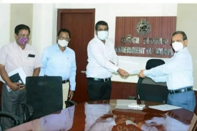 କୋଭିଡ଼ ପରିଚାଳନା ପାଇଁ ମୁଖ୍ୟମନ୍ତ୍ରୀଙ୍କ ରିଲିଫ୍ ଫଣ୍ଡକୁ ୨୦ ଲକ୍ଷ ଟଙ୍କା ପ୍ରଦାନ