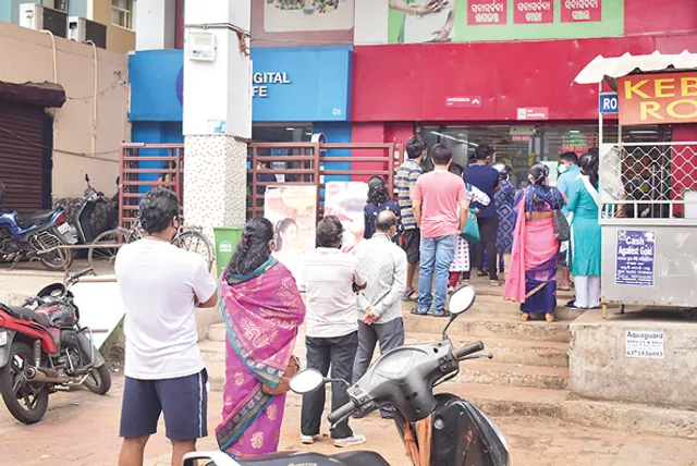 ତେଜରାତି ଦୋକାନ ବି ଖାଲି କରିଦେଲେ