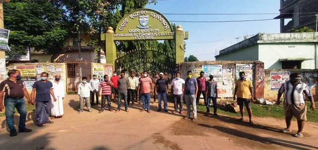 କୋଭିଡ଼୍ ପରୀକ୍ଷା କେନ୍ଦ୍ରକୁ ପୁଣି ବିରୋଧ ମହାବିଦ୍ୟାଳୟରେ ତାଲା ପକାଇଲେ ଉତ୍ତ୍ୟକ୍ତ ଲୋକ