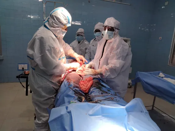 ଡାକ୍ତରଙ୍କ ମହାନତା: କରୋନା ଆକ୍ରାନ୍ତ ପ୍ରସୂତୀର କଲେ ଅସ୍ତ୍ରୋପଚାର