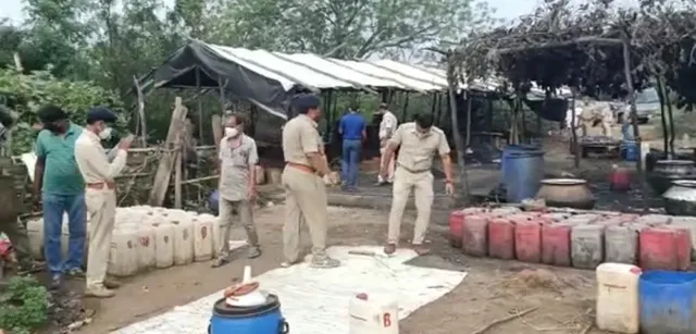 ମଦ ଭାଟି ଉପରେ ଚଢ଼ାଉ ସମୟରେ ମଦ ମାଫିଆଙ୍କ ଦ୍ଵାରା ଅବକାରୀ ବିଭାଗ କର୍ମଚାରୀଙ୍କ ଉପରକୁ ବୋମା ମାଡ଼; ଅଳ୍ପକେ ବର୍ତିଲେ କର୍ମଚାରୀ