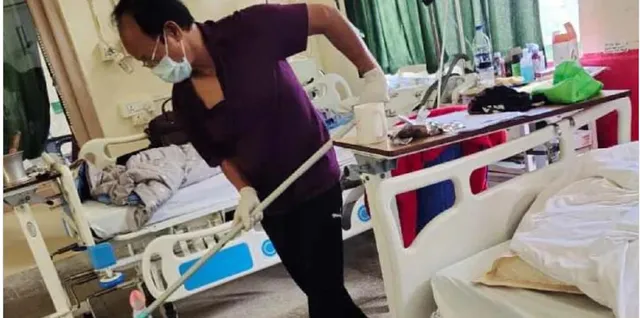 କରୋନା ପଜିଟିଭ ଥିବା ମନ୍ତ୍ରୀ ହାତରେ ପୋଛା ଧରି ହସ୍ପିଟାଲର କୋଭିଡ ୱାର୍ଡକୁ ନିଜ କଲେ ସଫା