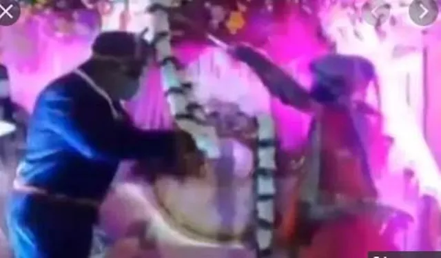 କରୋନା ଭୟରେ ବାଉଁଶ ବାଡ଼ିରେ ବର-କନ୍ୟା ଉଭୟଙ୍କୁ ପିନ୍ଧାଇଲେ ବରଣମାଳା