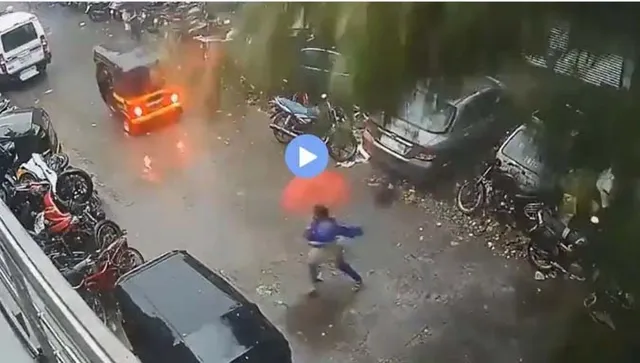 ବର୍ଷା ହେତୁ ଛତା ଧରି ରାସ୍ତାରେ ଯାଉଥିବା ସମୟରେ ମହିଳାଙ୍କ ସାମ୍ନାରେ ଭାଙ୍ଗି ପଡ଼ିଲା ବିଶାଳ ଗଛ, ଉପସ୍ଥିତ ବୁଦ୍ଧି ହେତୁ ବଞ୍ଚିଗଲା ଜୀବନ