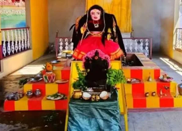 ସଂକ୍ରମଣ ହ୍ରାସ ପାଇଁ ଲୋକେ ‘କରୋନା ଦେବୀ’ ମନ୍ଦିର ତିଆରି କରି କରୁଛନ୍ତି ପୂଜା ଅର୍ଚ୍ଚନ