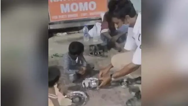 ରାସ୍ତାପାର୍ଶ୍ବରେ ଭୋକିଲା ପିଲାଙ୍କୁ ଦେଖି ନିଜ ଟିଫିନ ଖୋଲି ଖାଇବାକୁ ଦେଲେ କନେଷ୍ଟବଳ