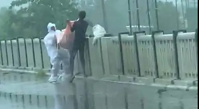 ସାମ୍ନାକୁ ଆସିଲା ଆଶ୍ଚର୍ଯ୍ୟଜନକ ଘଟଣା: କରୋନା ମୃତଦେହକୁ ପୋଲ ଉପରୁ ନଦୀକୁ ଫିଙ୍ଗିବାକୁ ଚେଷ୍ଟା କରୁଥିଲେ ସମ୍ପର୍କୀୟ