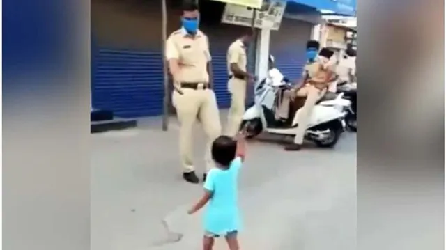 କରୋନା କର୍ଫ୍ୟୁ ସମୟରେ ଡିୟୁଟି କରୁଥିବା ପୁଲିସକର୍ମଚାରୀଙ୍କୁ ଶିଶୁ ବାଡ଼ି ବଢ଼ାଇ ଦେବାର ଦୃଶ୍ୟ ଦେଖି ଆଇପିଏସ ଦେଲେ ଏଭଳି ପ୍ରତିକ୍ରିୟା