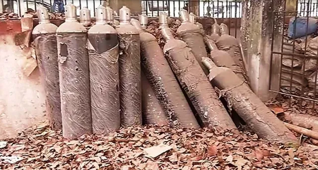 ଅକ୍ସିଜେନ ପାଇଁ ରୋଗୀ ବିକଳ ହେଉଥିବା ବେଳେ ଅଳିଆ ଗଦରେ ପଡ଼ିଛି କୁଢ଼କୁଢ଼ ସିଲିଣ୍ଡର