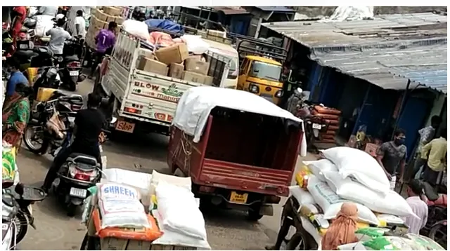 ବାତ୍ୟା ଯୋଗୁ ଭୟଭୀତ କଟକବାସୀ; ଆଗୁଆ ସାମଗ୍ରୀ କିଣିବାକୁ ଜମିଛି ଲୋକଙ୍କ ଭିଡ଼