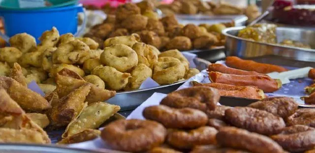 ବର୍ଷା କାଳରେ ଖାଆନ୍ତୁ ନାହିଁ ଏହି ସବୁ ଖାଦ୍ୟ, ହୋଇପାରେ ଶରୀର ଅସୁସ୍ଥ