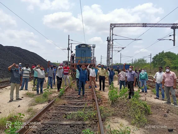 ନୀଳାଚଳ କର୍ମଚାରୀଙ୍କ ଧାରଣା ୧୬ ଦିନରେ, ମାସକର ଦରମା ଦେବା ପାଇଁ କର୍ତ୍ତୃପକ୍ଷ ରାଜି