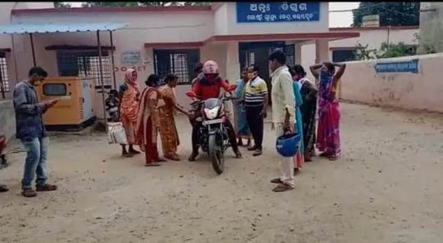 ବାଇକରେ ବୁହା ହେଲା ବଣ୍ଡା ଜନଜାତି ବ୍ୟକ୍ତିର ମୃତଦେହ