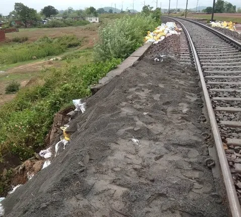 ଧସିଲା ମାଟି : ରାଉରକେଲା-ରାଞ୍ଚି ରେଳ ଲାଇନ କ୍ଷତିଗ୍ରସ୍ତ