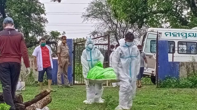 ୧୯ ଘଣ୍ଟା ଶବ ପଡ଼ି ରହିଲା ଶବ, ଛୁଇଁଲେନି ପରିବାର ଲୋକେ, ସତ୍କାର କଲେ ସ୍ବେଚ୍ଛାସେବୀ