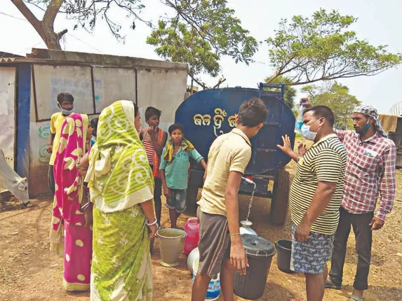 ସମୁଦ୍ରକୂଳିଆ ଗାଁରେ ପାନୀୟ ଜଳ ସଙ୍କଟ,  ସବୁଆଡ଼େ ମାଡ଼ି ଯାଇଛି ଲୁଣି ଜୁଆର