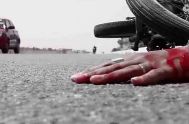 ବିଦ୍ୟୁତ ଖମ୍ବକୁ ପିଟିଲା ବାଇକ୍‌; ୧ ମୃତ, ୨ ଗୁରୁତର