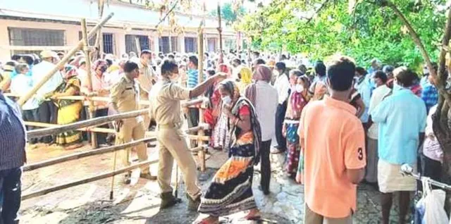 କରୋନା ଟିକାପାଇଁ ରାତି ଉଜାଗର, ସାମାଜିକ ଦୂରତା ମାନିଲେନି‌ ଲୋକେ