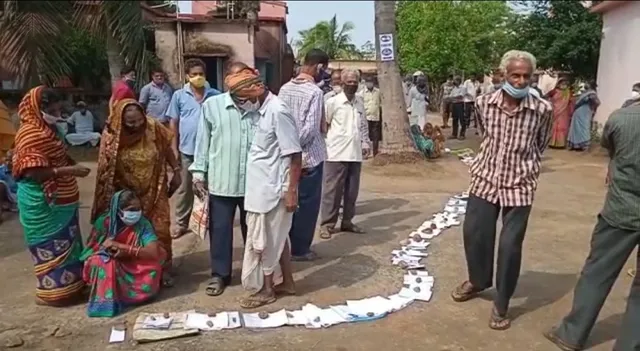 ଧାଡ଼ିରେ ରହିଲା ଆଧାର କାର୍ଡ: ଦେଢ଼ଶହ ଟିକାକୁ, ସାତଶହ ଲୋକ