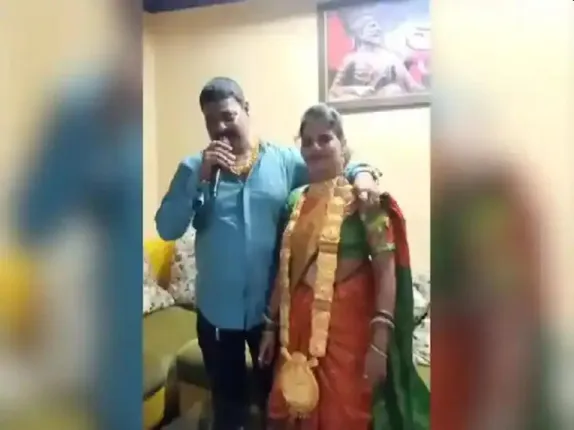 ବିବାହ ବାର୍ଷିକୀରେ ସ୍ବାମୀ ସ୍ତ୍ରୀକୁ ଦେଲେ ୧କିଲୋ ଓଜନର ସୁନା ହାର, ଥାନାକୁ ଡାକି ନେଇଗଲା ପୁଲିସ