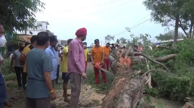 ବଙ୍ଗୋମୁଣ୍ତା ଓ ମୁରିବାହାଲରେ କାଳବୈଶାଖୀର ତାଣ୍ତବ: ଗଛ ପଡ଼ି ୬ଘଣ୍ଟା ମୁଖ୍ୟରାସ୍ତା ଅବରୋଧ, ୧୩ ବିଦ୍ୟୁତ ଖୁଣ୍ଟ ଉପୁଡ଼ିଲା