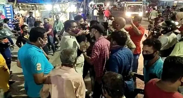 ମାସ୍କ ଯାଞ୍ଚ୍‌ ବେଳେ ପୁଲିସକୁ ଠେଲାପେଲା; ୯ ଯୁବକ ଗିରଫ, ୫ ଖସିଗଲେ