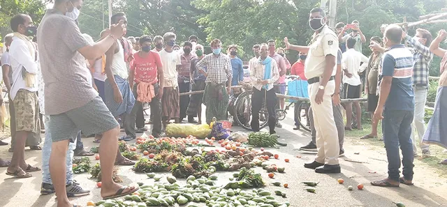 ପିସିଆର୍ କର୍ମଚାରୀଙ୍କ ଅଶାଳୀନ ବ୍ୟବହାର, ରାସ୍ତାରେ ପରିବା ଢାଳିଦେଲେ ଚାଷୀ