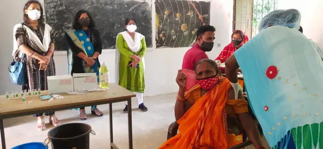 ୫୯ ବରିଷ୍ଠ ନାଗରିକଙ୍କୁ ଘରୁ ଆଣି ଟିକା ଦେଲେ