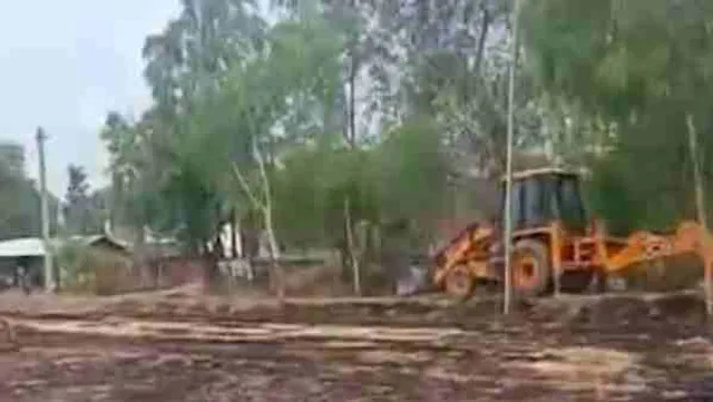 ନିର୍ବାଚନରେ ହାରିବା ପରେ ଜେସିବି ଲଗାଇ ଖୋଳିଦେଲେ ଗାଁ ରାସ୍ତା