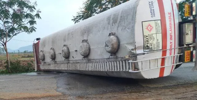 ଭାରସାମ୍ୟ ହରାଇ ଓଲଟିଲା ସ୍ପିରିଟ ବୋଝେଇ ଟ୍ରକ୍, ଚାଳକ ଆହତ