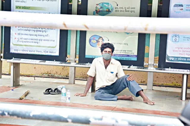 ରାଜଧାନୀରେ କୋଭିଡ୍‌ ଚିକିତ୍ସାର ବିକଳ ଚିତ୍ର: କୋଭିଡ୍‌ ଆକ୍ରାନ୍ତଙ୍କୁ ଅଧାବାଟରେ ଛାଡ଼ି ଚାଲିଗଲା ଆମ୍ବୁଲାନ୍ସ, ୫ ଘଣ୍ଟା ରାସ୍ତାରେ ପଡ଼ି ରହିଲେ