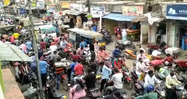 ଲକ୍‌ଡାଉନ୍ ଘୋଷଣା ପରେ ଭୟଭୀତ ସ୍ମାର୍ଟସିଟିବାସୀ; ମାନିଲେନି କଟକଣା, ବଜାରରେ ଅସମ୍ଭାଳ ଭିଡ