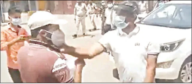 ଯୁବକଙ୍କୁ ଚାପୁଡ଼ା ମାରି ବଦଳିଲେ ଜିଲ୍ଲାପାଳ