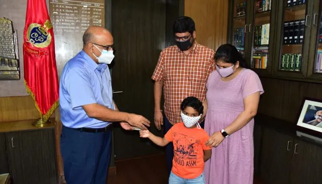 ପୁଲିସ୍‌ କମିସନରଙ୍କୁ ୧୧ ହଜାର ଟଙ୍କା ଦାନ କରି ଚର୍ଚ୍ଚାରେ କୁନି ପୁଅ ଦେବଙ୍କ