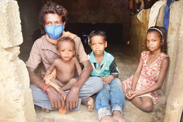 କାମ ଛଡ଼ାଇ ନେଇଛି କରୋନା: ପରାଉ କାନ୍ଧରେ ଭୋକିଲା ଚାରି ପିଲା