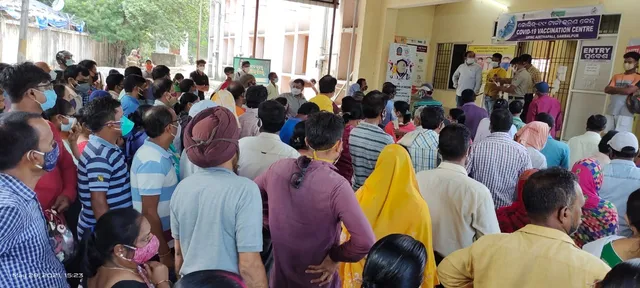 ବିନା ସ୍ଲଟ୍‌ ବୁକିଂରେ ଟିକାକରଣ: ଅବ୍ୟବସ୍ଥା କାରଣରୁ ଅସମ୍ଭାଳ ଭିଡ, ରହିଲାନି ସାମାଜିକ ଦୂରତା